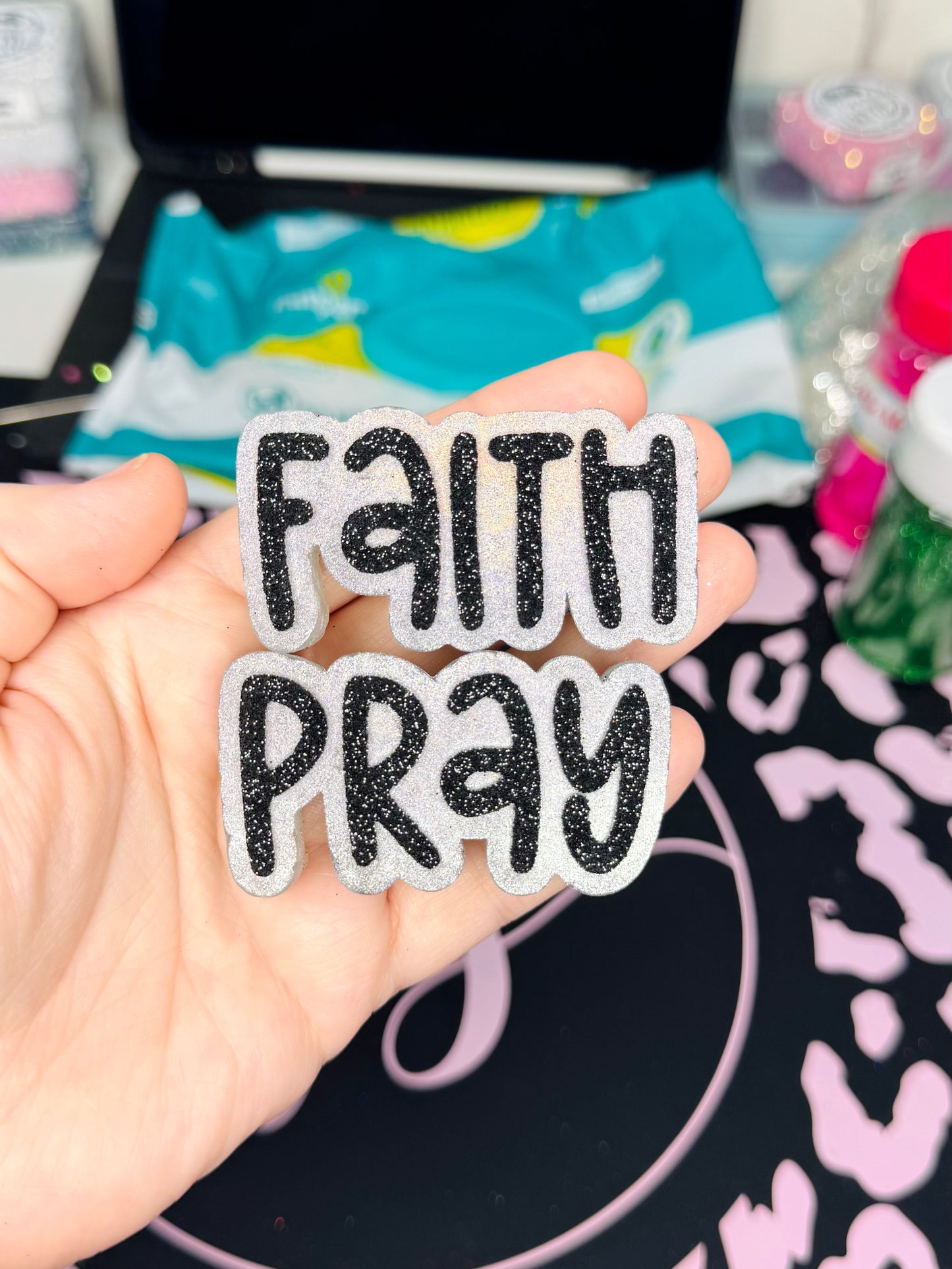 FAITH AND PRAY VENT CLIPS IN DARK ICE